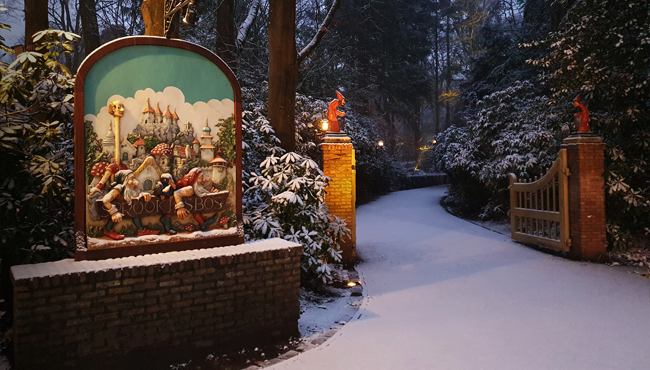 De ingang van het Sprookjesbos in de sneeuw