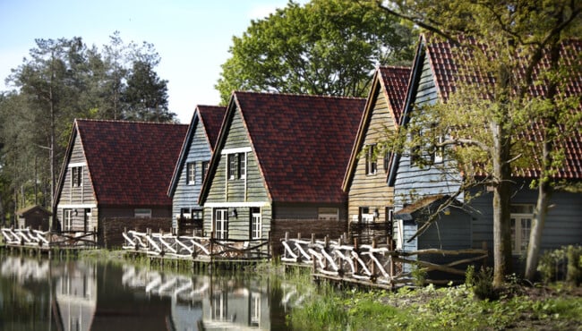 Boshuys aan het water in Efteling Bosrijk