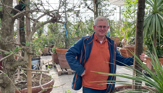 Plantenbeheerder Gert-Jan bij de kas van de Efteling