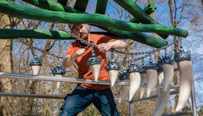 De drakentanden worden opgehangen bij Nest!