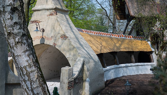 Ingangstunnel Lal's Brouwhuys volk van Laaf