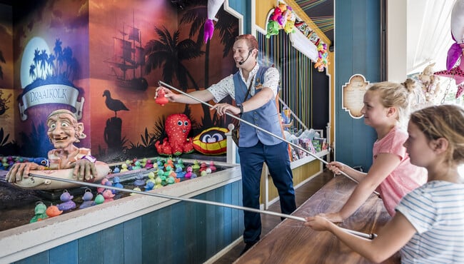 Medewerker helpt bij Game Gallery.