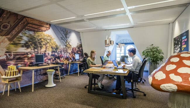 Medewerkers aan het werk op Kantoor Raveleijn.