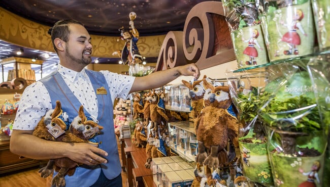 Medewerker vult de schappen bij souvenirwinkel Efteldingen.