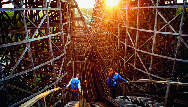 Medewerkers inspecteren Joris en de Draak.