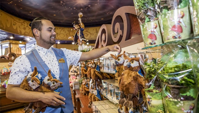 Medewerker in Efteling-souvenirwinkel Efteldingen.