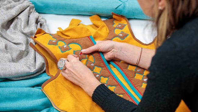 Wereld van Sindbad - kostuumatelier - details op gilet dag