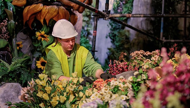 medewerker plaatst nieuwe bloemen