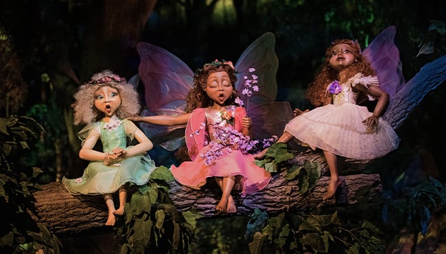 drie elfjes zitten op een tak