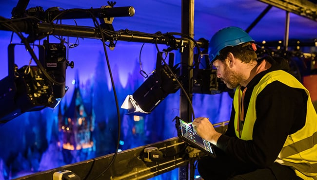medewerker is bezig met de lampen