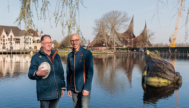 Mark en Frank voor de vijver van Aquanura