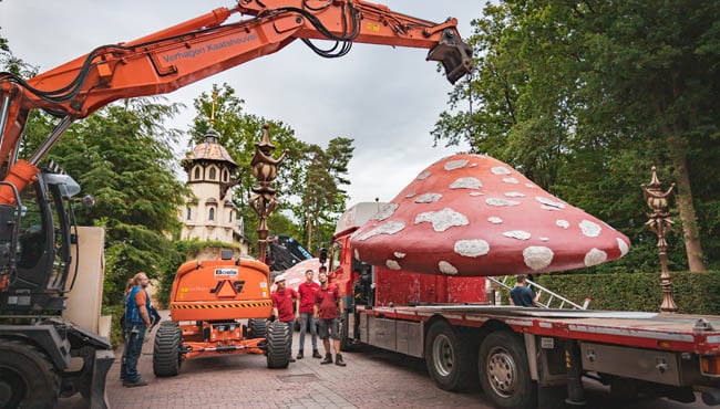 Rode hoed met witte stippen wordt opgetakeld van de oplegger