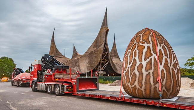 Bruine hoed van paddenstoel wordt het park ingereden op een dieplader