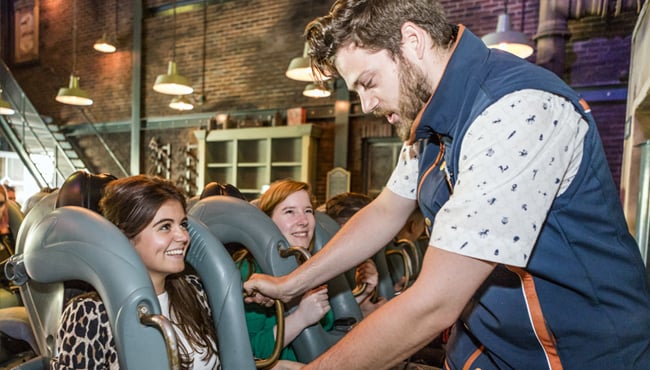 Efteling-medewerker sluit en controleert de beugels bij Baron 1898.