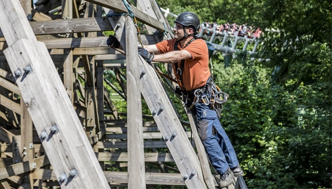 Efteling-medewerker inspecteert de constructie van Joris en de Draak.
