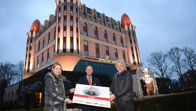 Cheque wordt overhandigd.