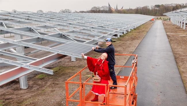 De eerste zonnepaneel wordt gelegd op het parkeerterrein in de Efteling