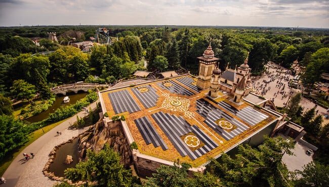 Daktuin van Symbolica in de Efteling vol met zonnepanelen.