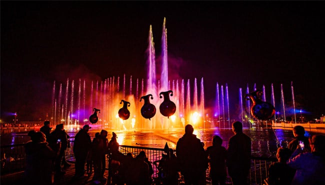de gasten kijken naar de spectaculaire watershow Aquanura