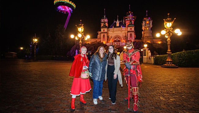 José en haar dochter samen met roodkapje en ruiter thomas