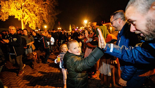 de gasten worden uitgezwaaid door de Efteling-medewerkers