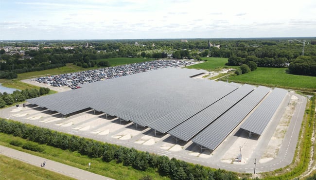 Zonnepanelen op het parkeerterrein