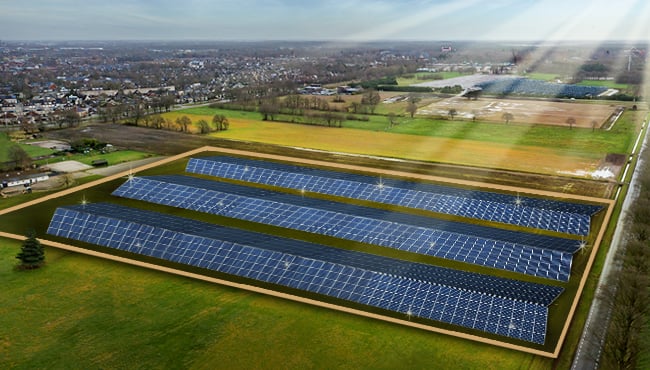 Een dronefoto van de zonneweide