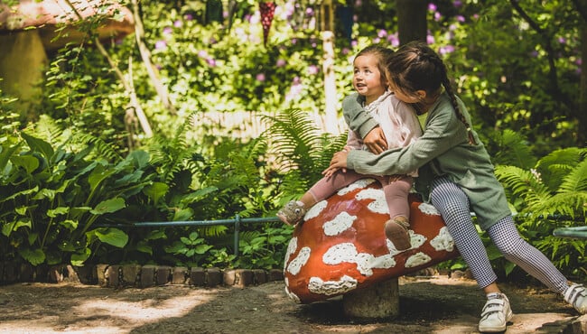 Twee zusjes op een muzikale paddenstoel in het Sprookjesbos in de Efteling