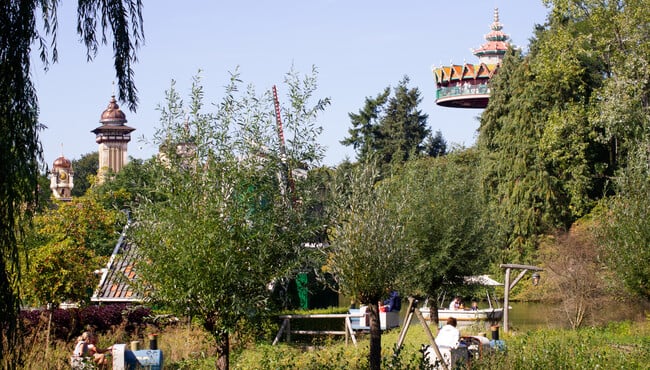 overzichtsfoto met het kinderspoor met symbolica en de pagode op de achtergrond