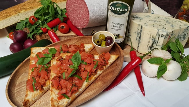 Tijdens de Italiaanse lunch kun je bijvoorbeeld kiezen voor een heerlijke bruschetta (vanaf € 7,-)