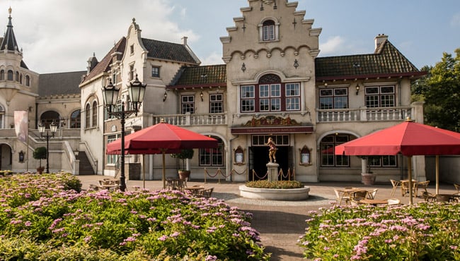 Bij mooi weer kun je ook op het terras voor het restaurant zitten.
