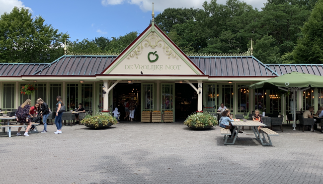 Restaurant de Vrolijke Noot is te vinden op het Dwarrelplein vlakbij de Hoofdentree