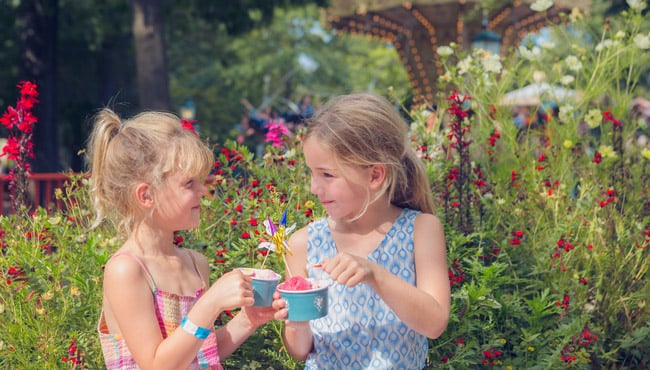 Kinderen eten ijsjes op het Anton Pieck Plein