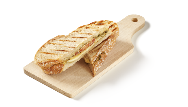 Deze Tosti Caprese special kun je deze zomer kopen bij De Gelaarsde kat en In den Gulden Gaarde. De combinatie van tomaat, mozzarella, pesto en gedroogde ham is heerlijk. 