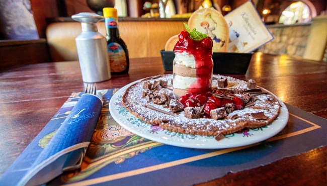 Zoete seizoenspecial van Polles Keuken: chocoladepannenkoek met poedersuiker, pure chocoladekrullen, stukjes chocolademuffin, slagroom, chocolademousse en kersen (€ 13,-).