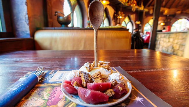 De ontbijtspecial: kaneelpancakes met stoofperen, speculaas crumble en stoofperenroom (€ 13,-).
