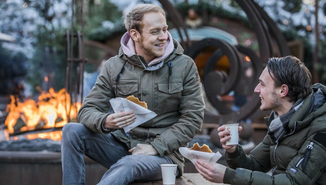 Vrienden eten stroopwafels