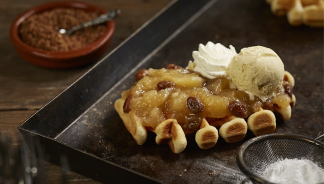 Warme wafel met vanille-ijs
