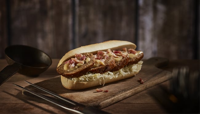 Het lekkerste broodje gehaktbal met zuurkool, spekjes en mosterdsaus is alléén verkrijgbaar bij ’t Gebraad.