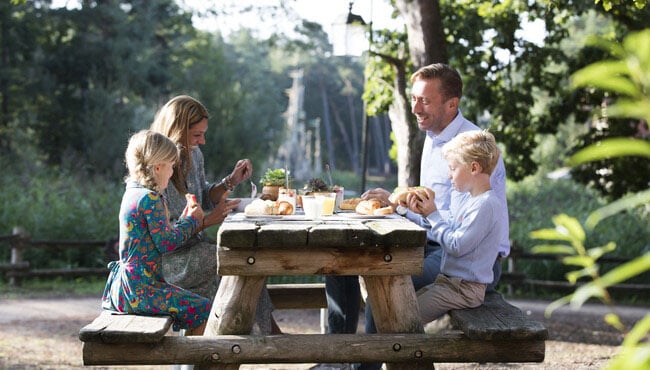 Gezin aan picknicktafel in Efteling Bosrijk