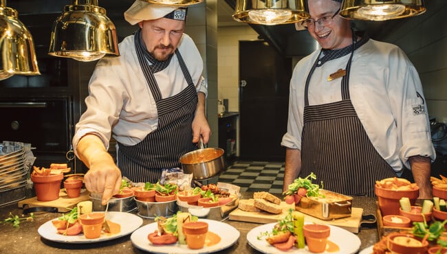 Koks in de keuken van restaurant De Proeftuyn