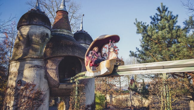 Gezin bezoekt de monorail van het Lavelaar.