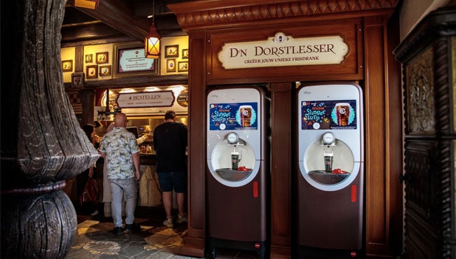 Slinger slurp bij de Coca Cola Freestyle-automaten.