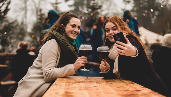 vriendinnen drinken samen de winterse mocktail