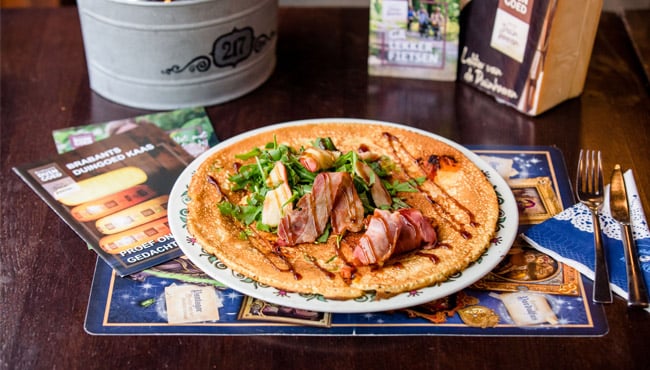 Pannenkoek met bosui en zongedroogde tomaat