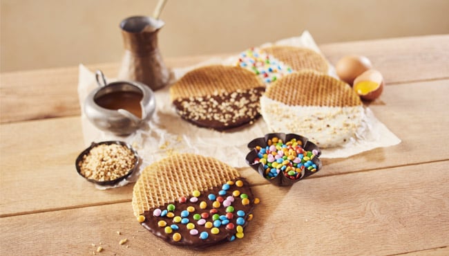 stroopwafels gedipt in chocola met toppings