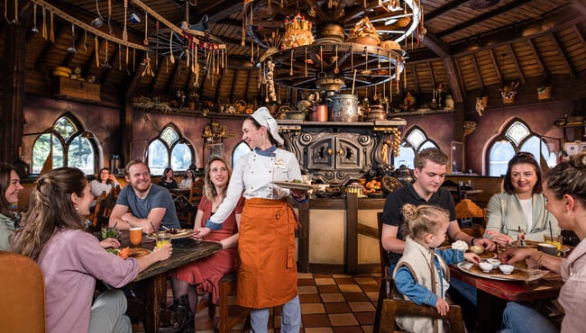 medewerker serveert pannenkoeken in het restaurant polles keuken