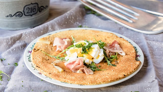 hartige pannenkoek met asperges, ham en ei