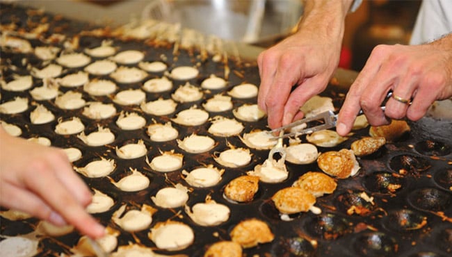 poffertjes worden gebakken op de bakplaat