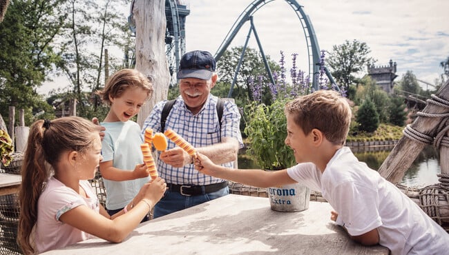 familie eet waterijsjes bij de baron